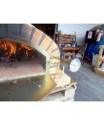 Pizza pec FAM 80 s komínom vpredu izolovaná